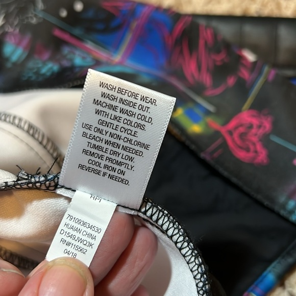 D Signed Disney Girls Moto Jacket Sz M 10/12 Descendants 2 Graffiti Zip Black - Picture 8 of 14